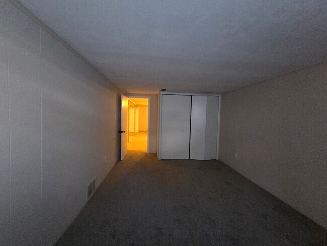 Building Photo - Beautiful 4 bedroom in Forest Hills