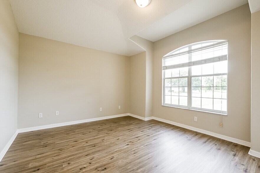Building Photo - 3600 Meadow Green Dr