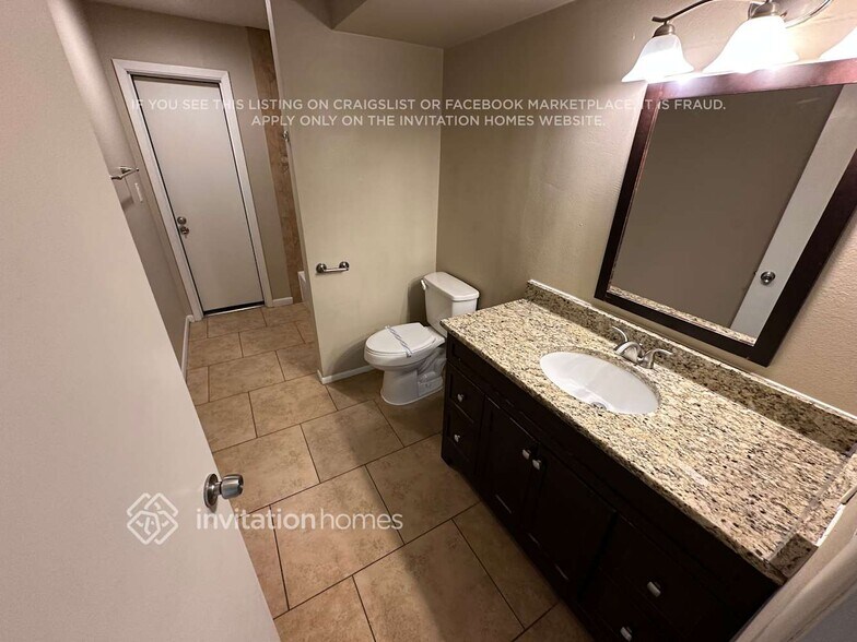 Building Photo - 1821 E La Donna Dr