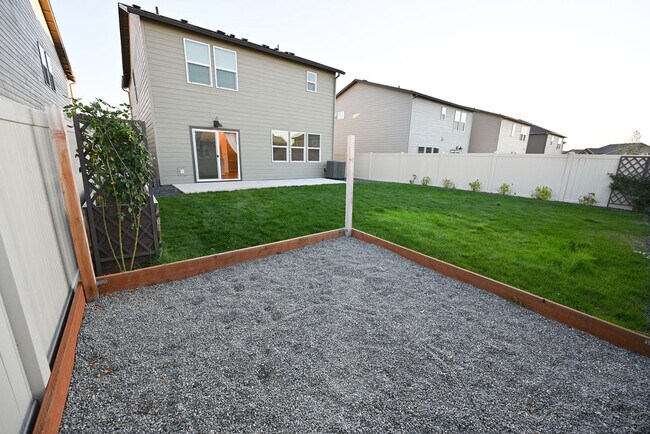 Building Photo - Meadow Loop