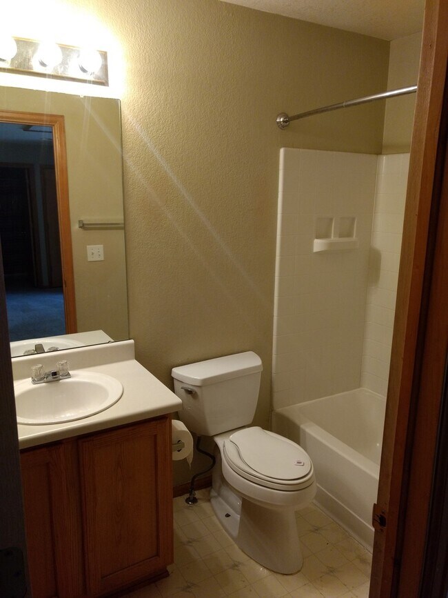 Building Photo - 3 Bedroom 2 Bath House in Thornton Available Now!