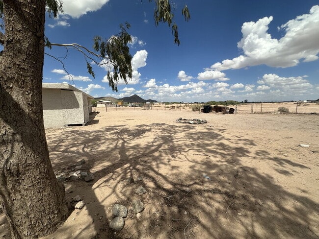 Building Photo - 5431 N Lakeshore Dr