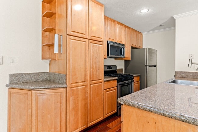 Building Photo - Pleasanton 2BD Townhouse w/ Granite Kitchen, Plank Floors, Community Amenities & Top Schools
