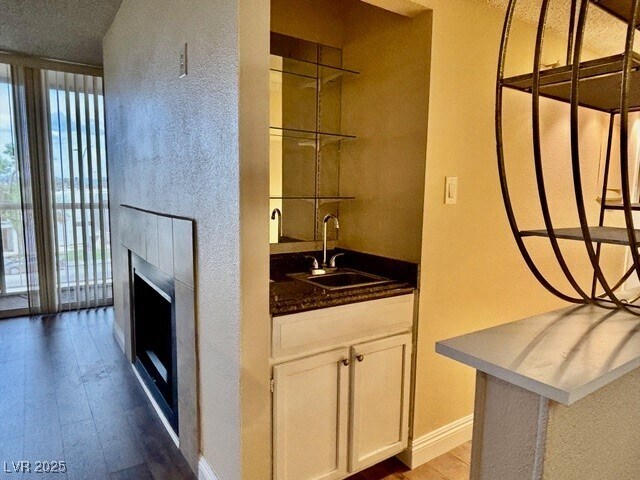 Building Photo - 750 S Royal Crest Cir