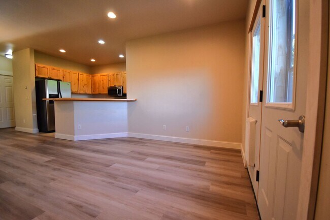 Building Photo - Fantastic end unit condo in Westgate subdi...