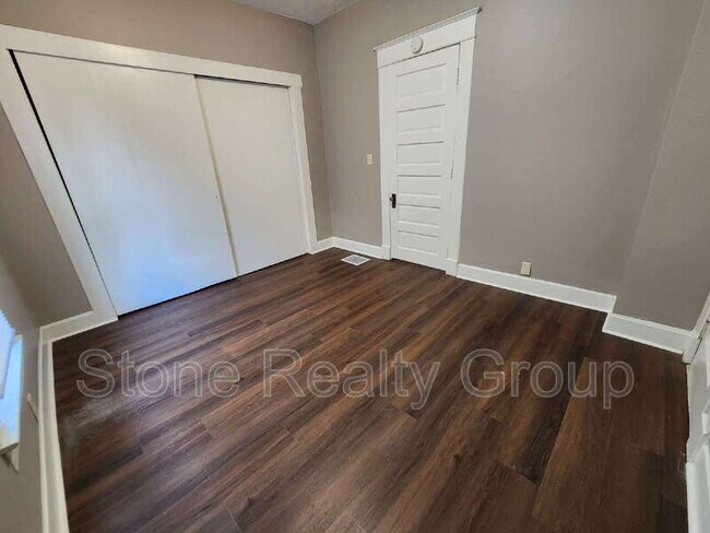 Building Photo - 1418 5th Ave