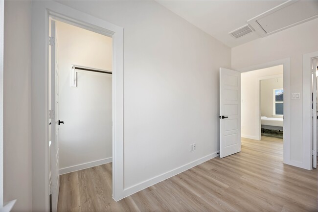 Building Photo - 5523 Haight St