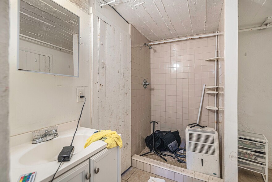 Building Photo - 335 Packard St