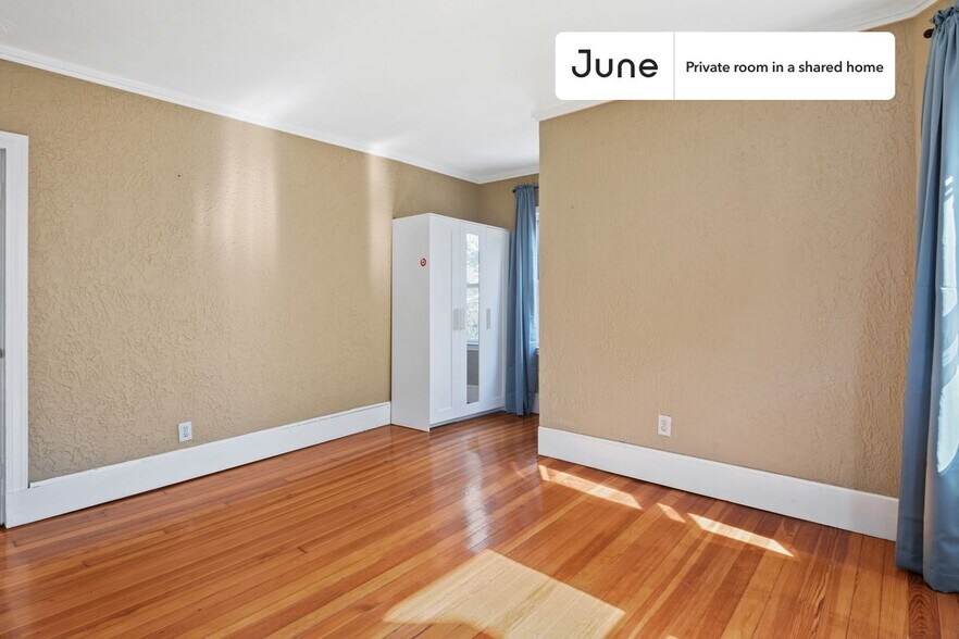 Building Photo - Room in Shared 6 bed/2 bath home