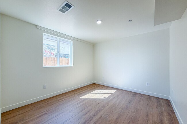Building Photo - 423 E 31st St
