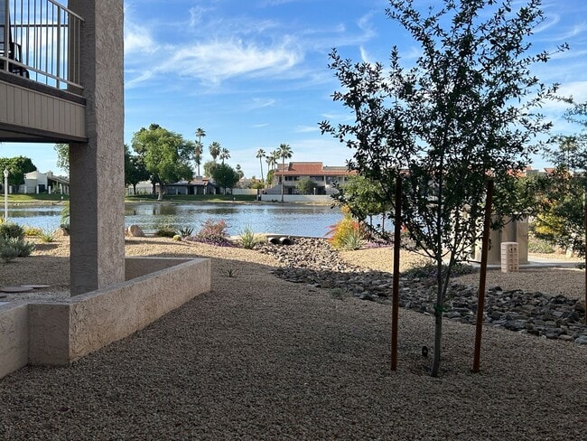 Building Photo - On the Lake, 2 Bed, 2 Bath, Great Views!