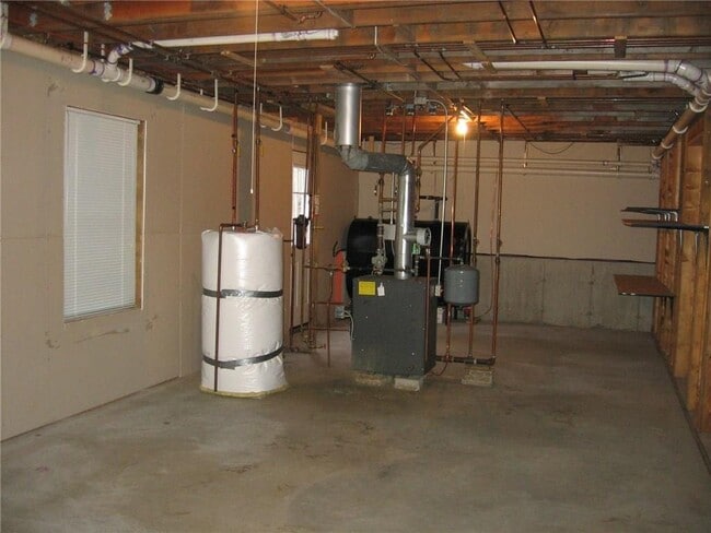 Building Photo - 6 Hide-A-Way