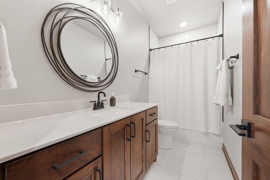 Building Photo - 2701 W Oak Hill Dr