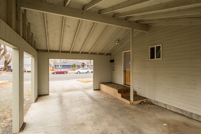 Building Photo - 166 SE E St