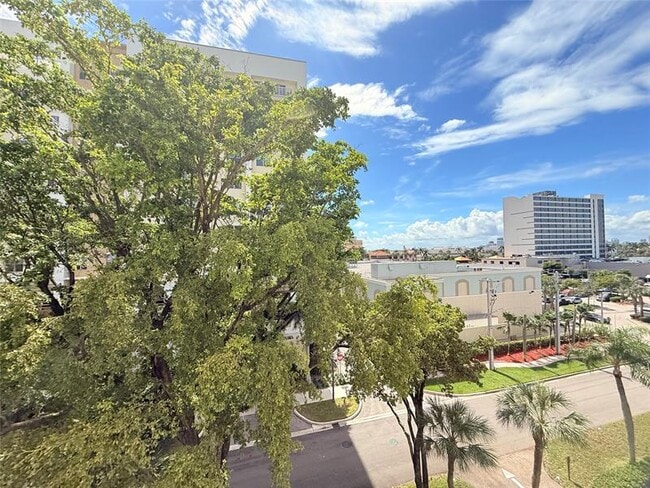 Building Photo - 2555 NE 11th St