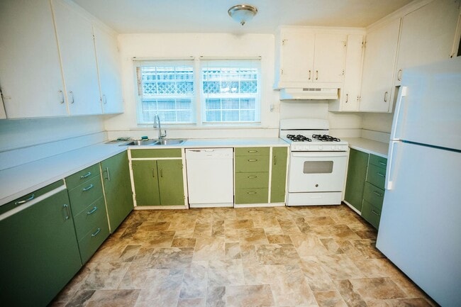 Building Photo - Spacious 4-bedroom, 2-bath single-family home located in a desirable Eureka neighborhood near Hen...