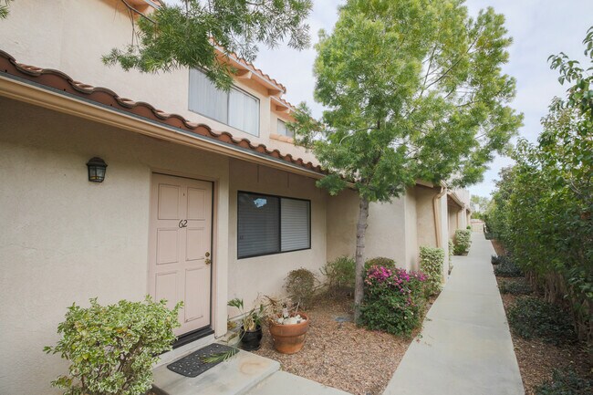 Building Photo - Tri-Level Townhome with Bonus Room | Ranch Los Charcos