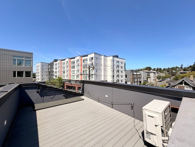 Building Photo - Modern & Spacious 3-Story Home in Seattle