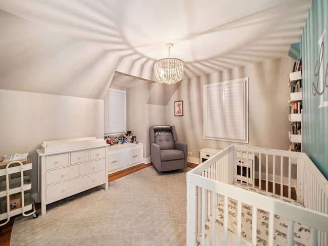 Building Photo - 122 E Crescent Ave