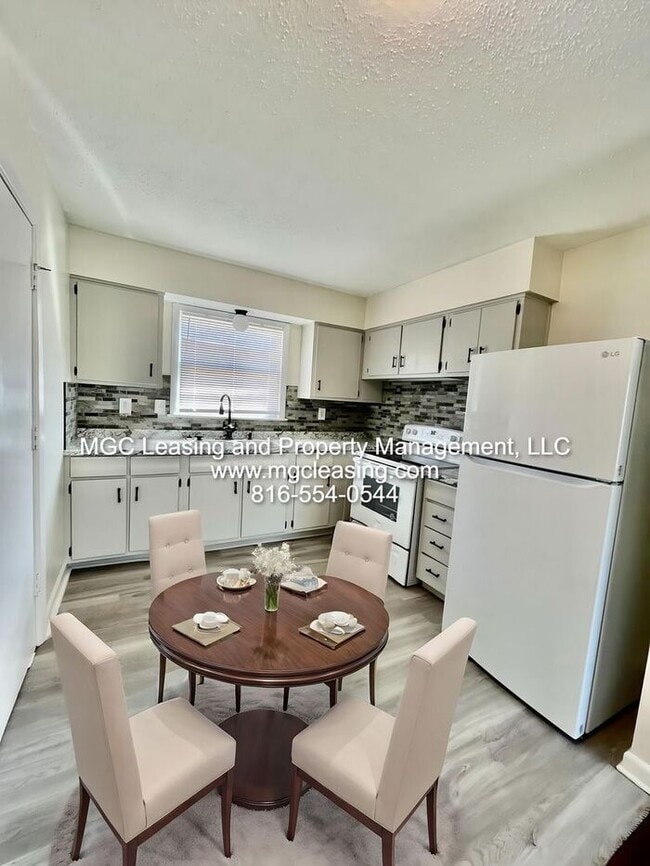 Building Photo - Lee's Summit, MO hidden gem with this ranc...