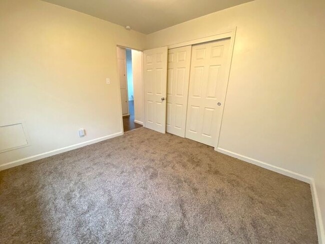 Building Photo - Reno Duplex - 1 Small Pet Friendly, Garage, Dishwasher, Washer/Dryer Inside Unit