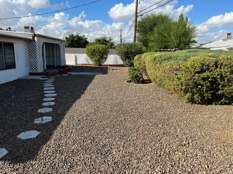 Building Photo - 10946 W Canterbury Dr