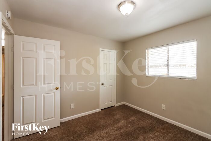 Building Photo - 5111 Karenbeth Dr