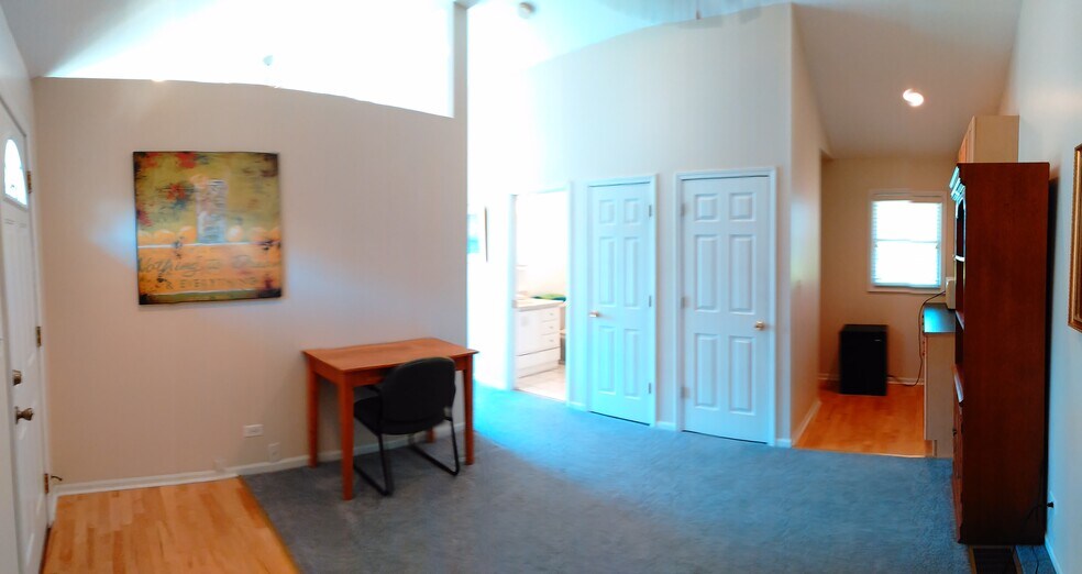 Den - 1834 W Willow Ln