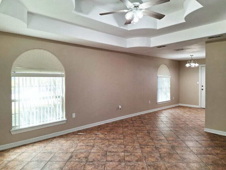 Building Photo - 2118 Aruba Dr