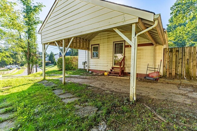 Building Photo - Location, Location, Location! Charming 3 b...