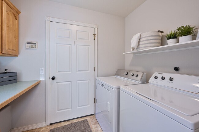 Building Photo - PRICE REDUCTION 5 Bedroom Home in the Sought-After Hillshire Estates of Bull Mountain