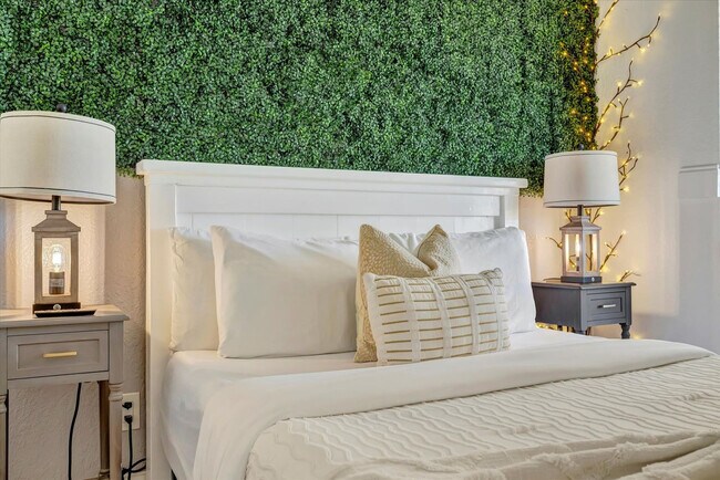 Building Photo - 2506 N Rocky Point Dr