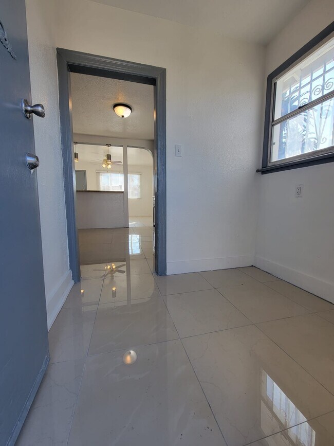 Building Photo - 1315 W 101st St