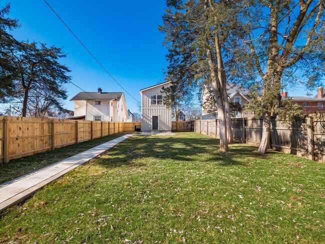 Building Photo - 384 Whitethorne Ave