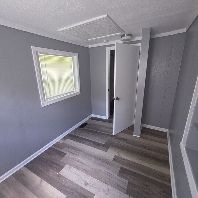 Building Photo - Cozy 3 bedrooms and 1 full bath home located on S Willow Ave in Independence, MO