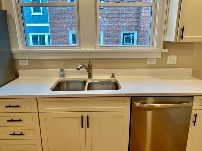 Building Photo - North Asheville - Renovated 1020's Charmer!