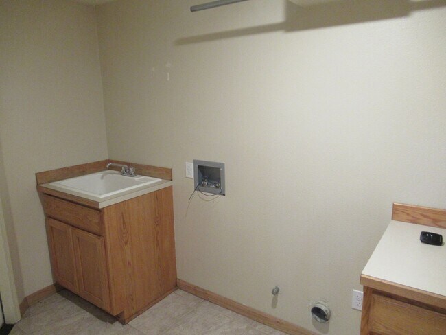 Building Photo - Split Level Two Bedroom Duplex