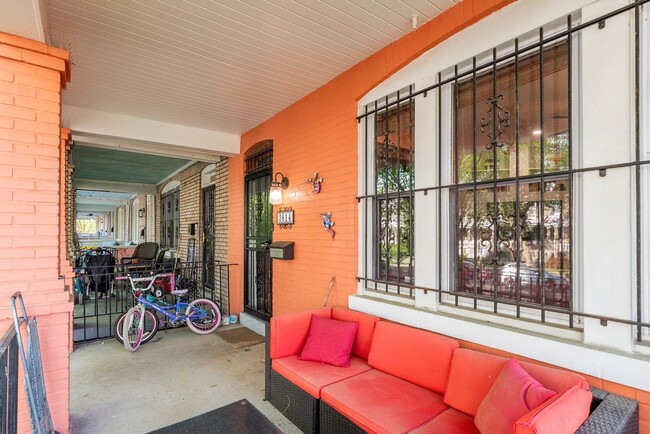 Building Photo - Unbeatable Family Home in the City w/ Park...
