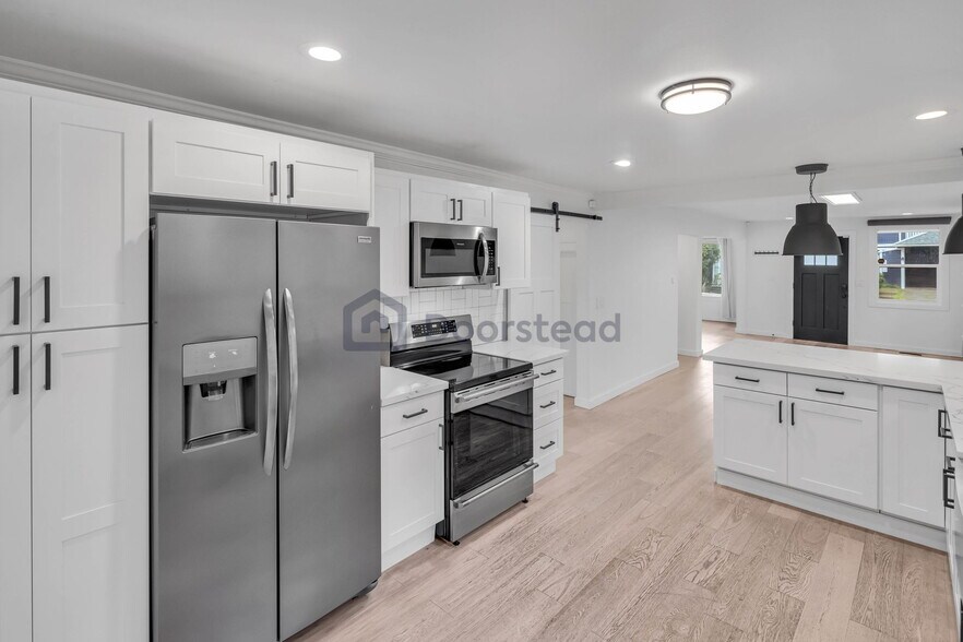 Building Photo - 924 24th Ave S