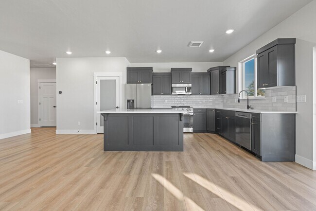 Building Photo - LEASE TAKE OVER PLEASE CALL TENANTS BRITTNEY 480-868-7733 OR Gunner Norton 480-450-0666 -FOR THIS...