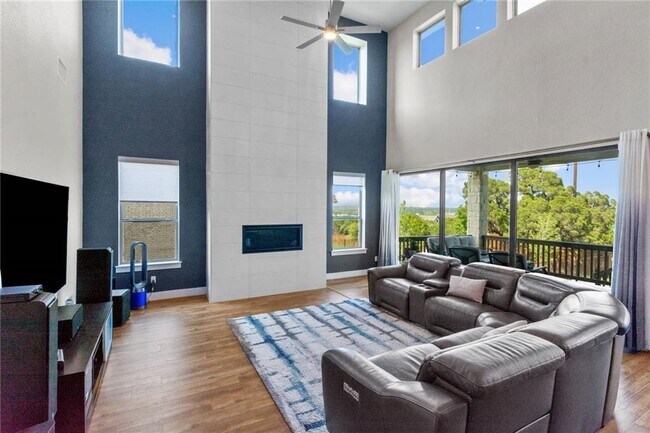 Building Photo - 820 Palamos Dr