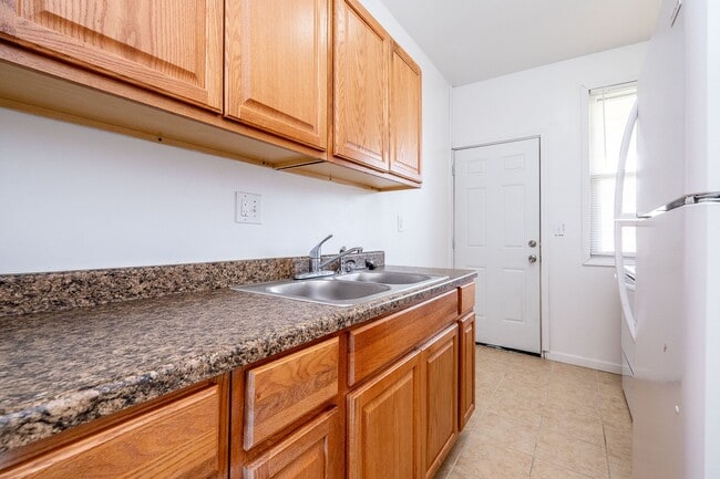 Building Photo - 627 Hague St