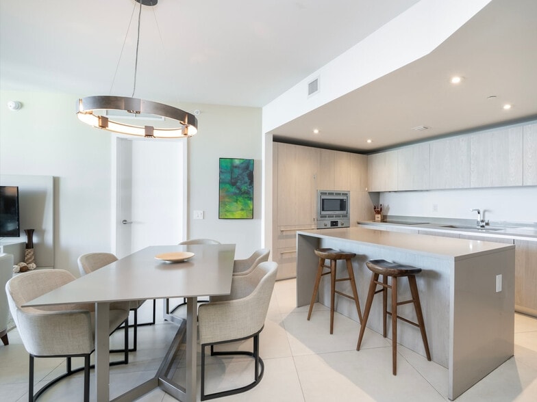 Building Photo - 4011 S Ocean Dr