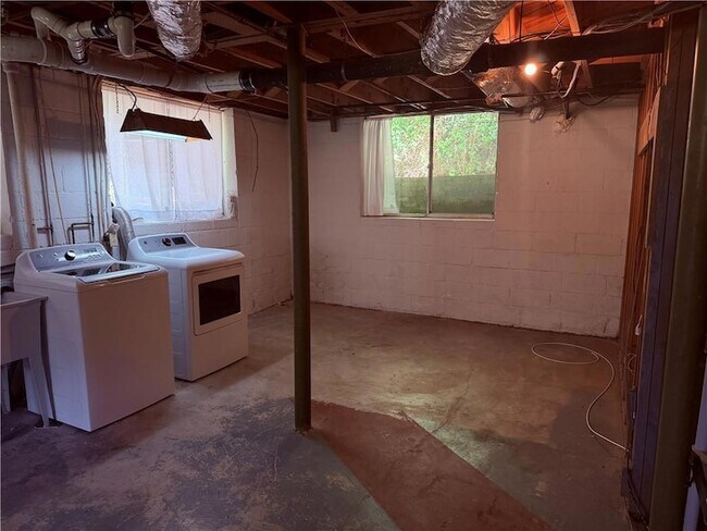 Building Photo - 6651 Castleton Dr NW