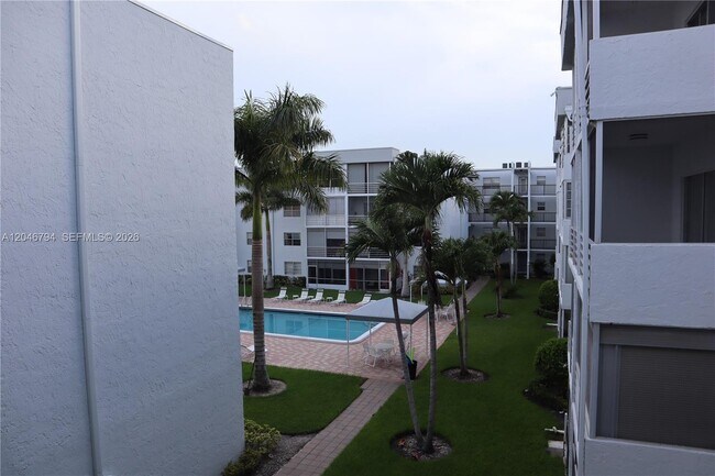 Building Photo - 3000 Sunrise Lakes Dr W