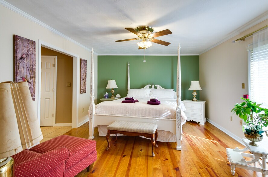 Master Bedroom King size Bed - 5846 Clubview Dr