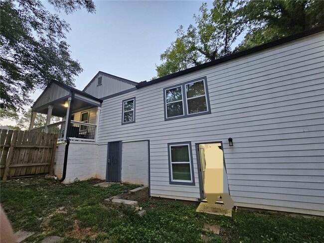 Building Photo - 1129 Graymont Dr SW