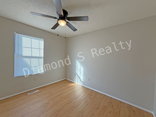 Building Photo - Charming and Clean 3 Bedroom House Available - South Springfield