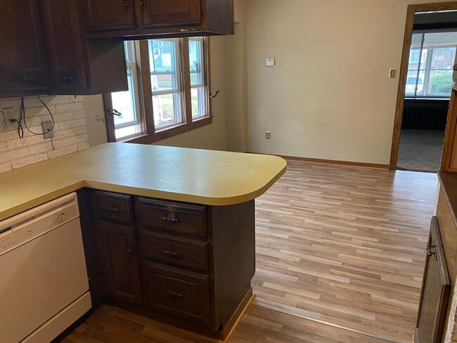 Building Photo - Spacious 5 - Bedroom Home for Lease in Akron