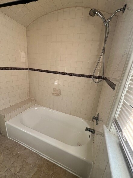 Building Photo - 1648 Shelbourne St